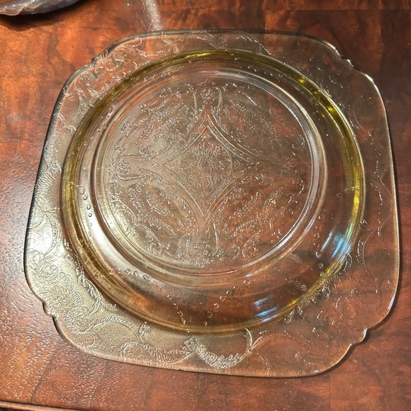 Vintage Amber Gold Depression Glass Salad Dessert Plates in the Madrid Pattern - Picture 5 of 7